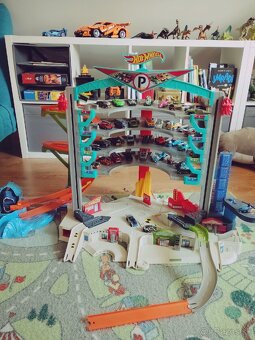 Predame hot wheels garaz... - 2