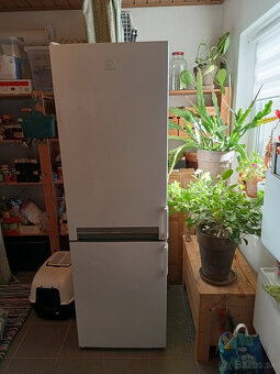 Predám chladničku s mrazničkou Indesit LI8 S2 W. - 2