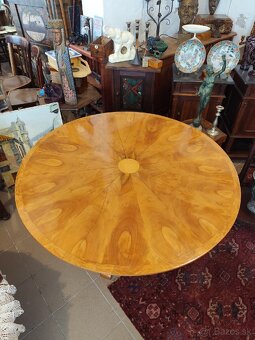Okrúhly stôl Biedermeier. - 2