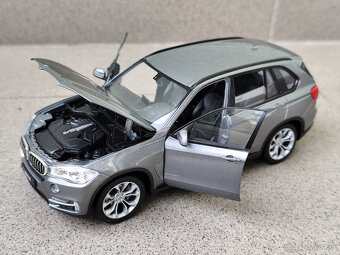BMW X5 1:24 --------- 19 cm dĺžka ------- NOVÝ, KOVOVÝ MODEL - 2