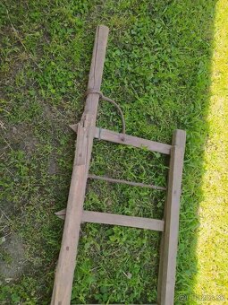 Predám tento pevný masívny drevený rebrík. Výška :210 cm , š - 2