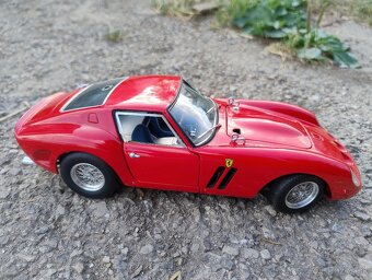 Predám Ferrari 250 GTO 1962, 1:18 Mattel Hot Wheels. - 2