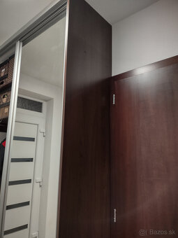 Vstavaná skriňa so zrkadlovými posuvnými dverami - 2