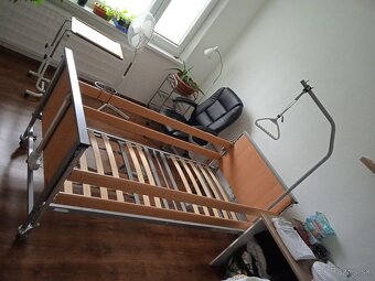 Predám nemocničnú elektrickú polohovateľnú posteľ - 2