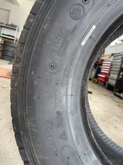 Predám pneu 245 70 r17,5 - 2