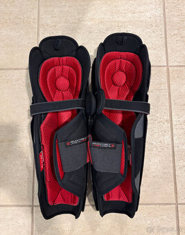 Predám hokejovú výstroj CCM holene chránič veľkosť 16" - 2