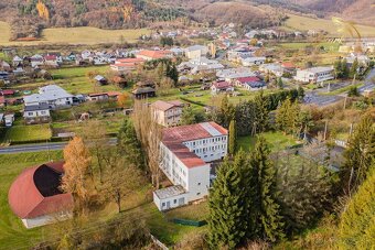 Na predaj ubytovací objekt v obci Koškovce – 26 izieb, parko - 2