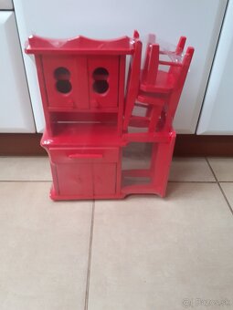 Mini kredencik+ stôl a 2 stolicky na hranie z dreva - 2