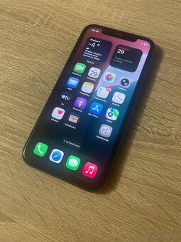 iPhone 11 / 64GB Black / Super stav - 2