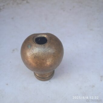 Predám budík na baterku za 10€ a mosadznú guľu za 10€€ - 2