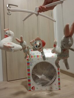 kolotoč nad postieľku - 2