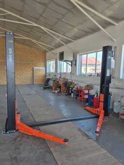 Dvojstlpovy hydraulicky zdvihak - 2
