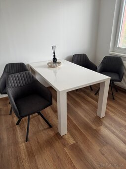 Biely jedálenský stôl a stoličky otočné - 2