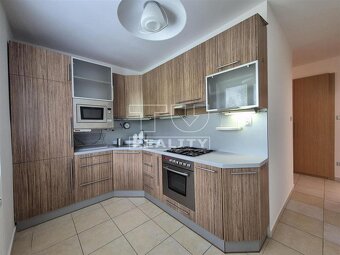 2i byt s balkónom, TOP lokalita mesta - 2