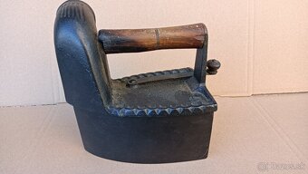 Stará orig. atypická žehlička s komínem. Do sbierky - 2