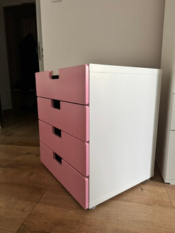 IKEA STUVA komoda – ružové poličky – 25 € - 2