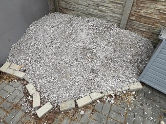 Predám šedo-biele lámané okrasné kamene do záhrady - 2