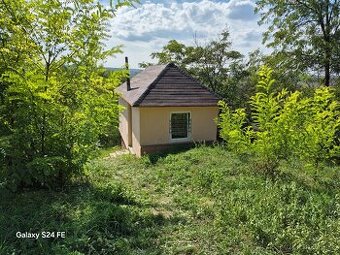 Chatka neďaleko Hrona v krásnej prírode - 2