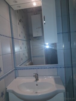 Umývadlo so skrinkou a zrkadlo - 2