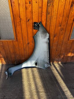 Ford Fiesta 2002-2008 pravý blatník - 2