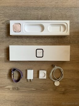 Apple Watch Series 4 40 mm Zlatý hliník + športový remienok - 2