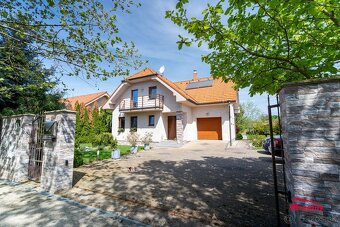 Štýlový rodinný dom s nádhernou záhradou len pár minút od L - 2