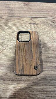 Kryt na iPhone 15 Pro - dřevo tmavý orech Sebastian Sturm - 2