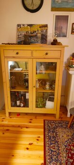Hemnes vitrína IKEA - 2