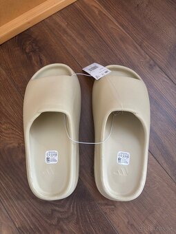 Adidas Yeezy Slide šľapky / papuče veľkosť 43 béžová - 2