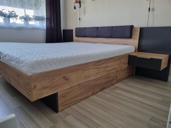 Manželská posteľ 180x200 + komoda+ matrace + nočné lampy - 2