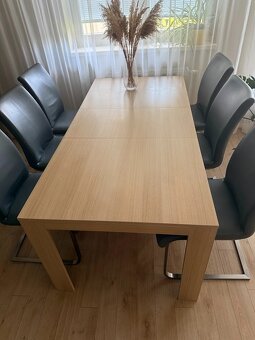 Rozkladací jedálenský stôl a koženné stoličky - 2