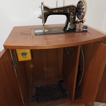 Starožitný šijací stroj Veritas - 2