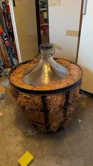 Predám demižón 50l v oceľovom koši - 2