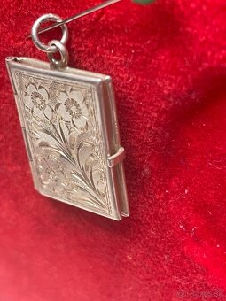 starozitny strieborný medailon - 2