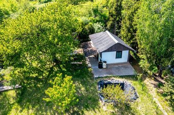 Pozemok s drevenou chatkou a panoramatickým výhľadom - 2