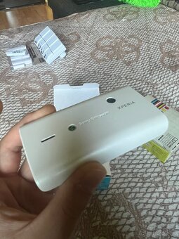 Smartfón Sony Ericsson Xperia + kryty a mobily - 2