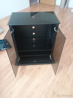 Kovova skrinka pod tv - 2