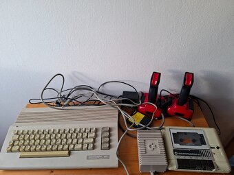 Commodore 64 + 2x QuickShot QS-170 joysticky funkčné - 2