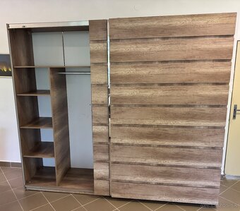 Moderná skriňa so zrkadlom - 2