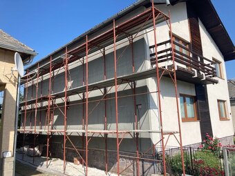 Fasadne lešenie zo stavby - 2