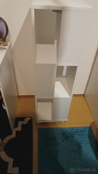 Biela otočná knižnica na kolieskach - 2
