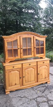 Masivní komoda s vitrínkou na pověsení - 2