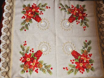 Nádherný bohato zdobený vianočný obrus s červenými sviečkami - 2