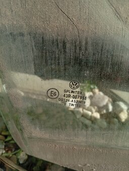 prave predne okno vw Golf 4 original diel - 2