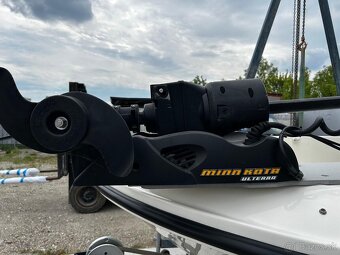 Motorový čln BAYLINER CC5E + vozík - 2