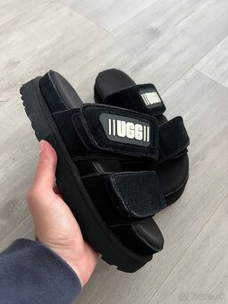 UGG čierne sandále na platforme - 2