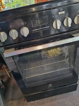 Samostatný sporák elektrolux elektrický - 2