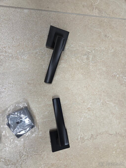 Čierne kľučky na hranatých rozetách - 2