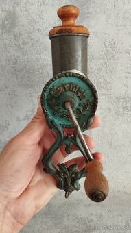 Velmi starý malý mlýnek na ořechy nebo čokoládu zn. CARMEN. - 2