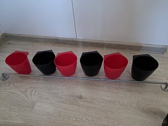 Vešiak s nádobkami - 2